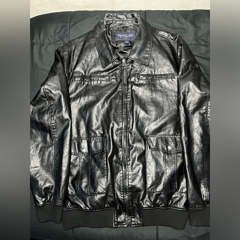Round tree & Yorke black zip up coat 
Black 
Size: Extra large (XL)
